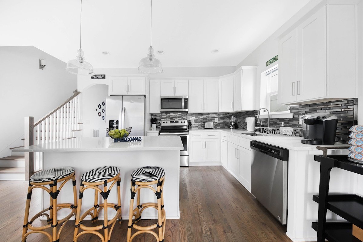 Chic Oasis 5 min to Broadway! No Bunks! 8 Q/K Beds gallery image 4