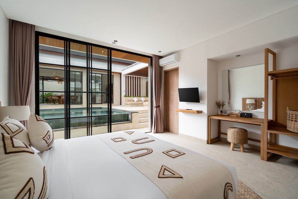 Villa Asmara : 4BR Retreat w/ Pool & Sunken Lounge gallery image 3