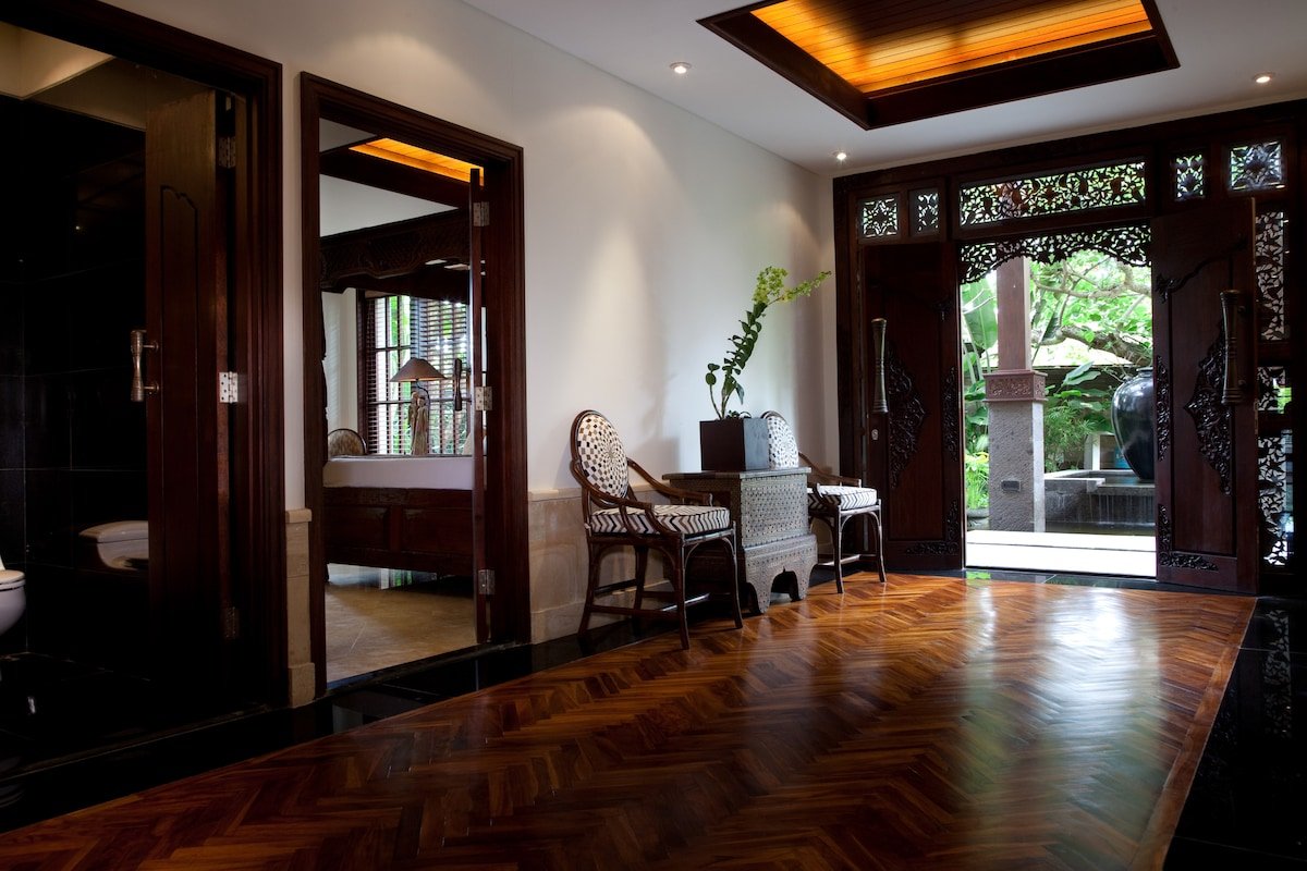 5 Bedroom Luxury Oceanfront Villa in Tanah Lot gallery image 3