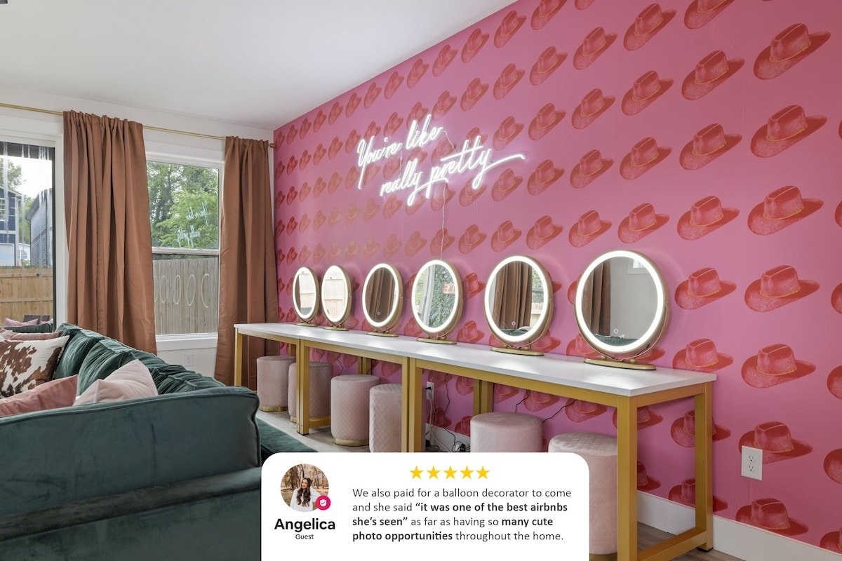 Cowgirl Inn•HotTub•6Vanities •Backdrops•3mi to DT gallery image 3