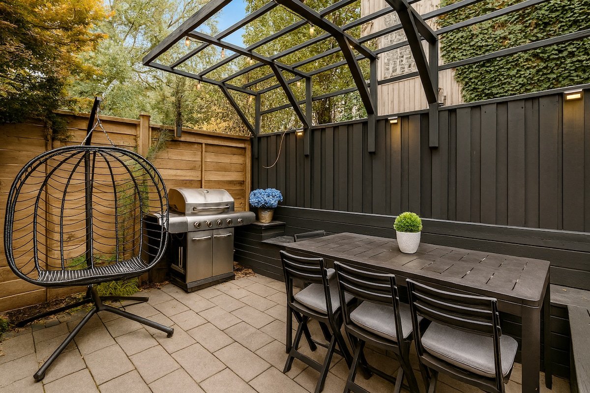 Chic Oasis – Hot Tub/Free Parking/5 min to Subway gallery image 5