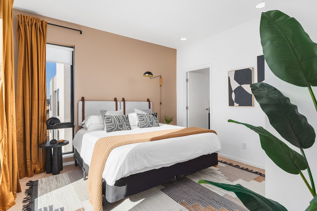 Penthouse on River -Garage, Patio- Walk Downtown gallery image 4