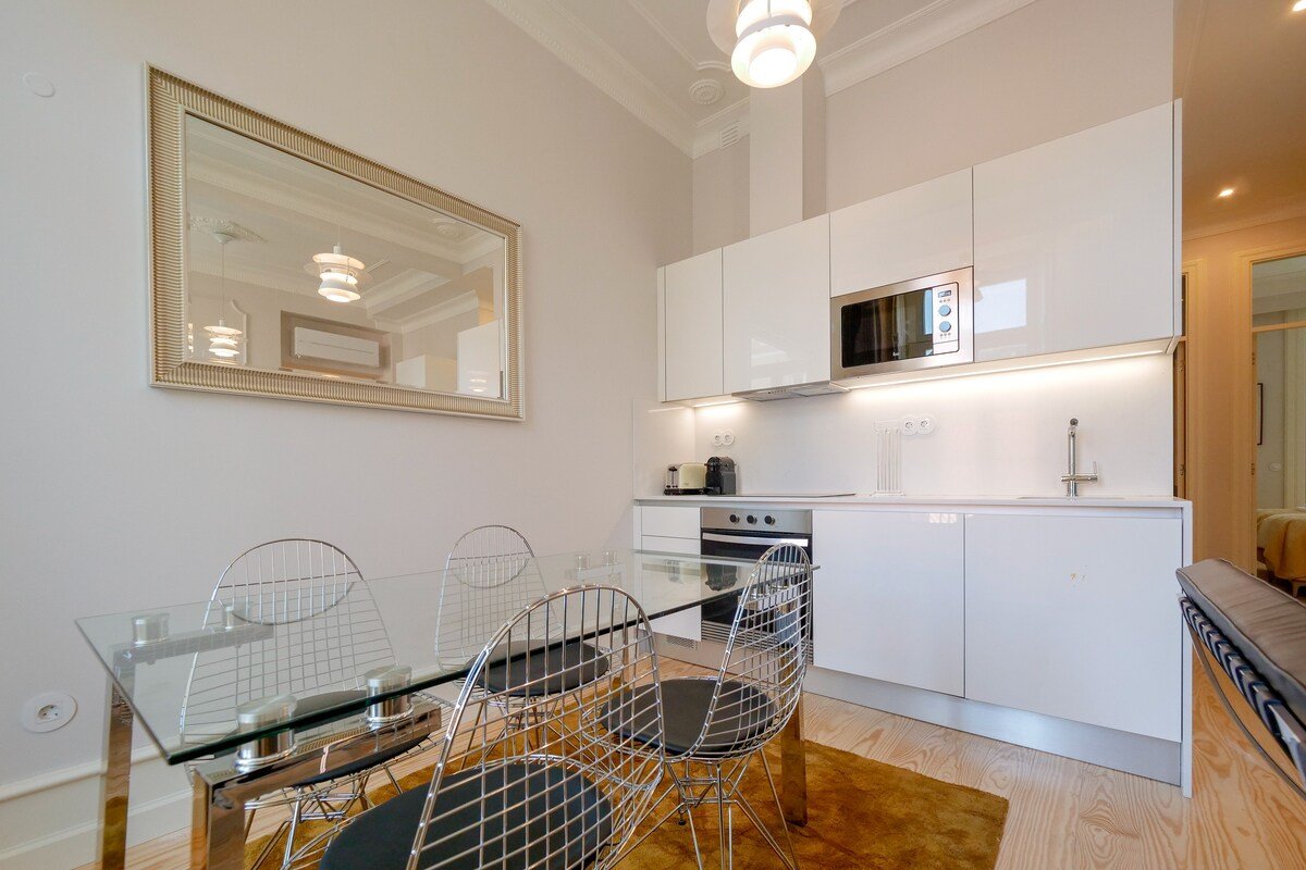 Augusta 231-4D-City Center Apt- Balcony & Elevator gallery image 5