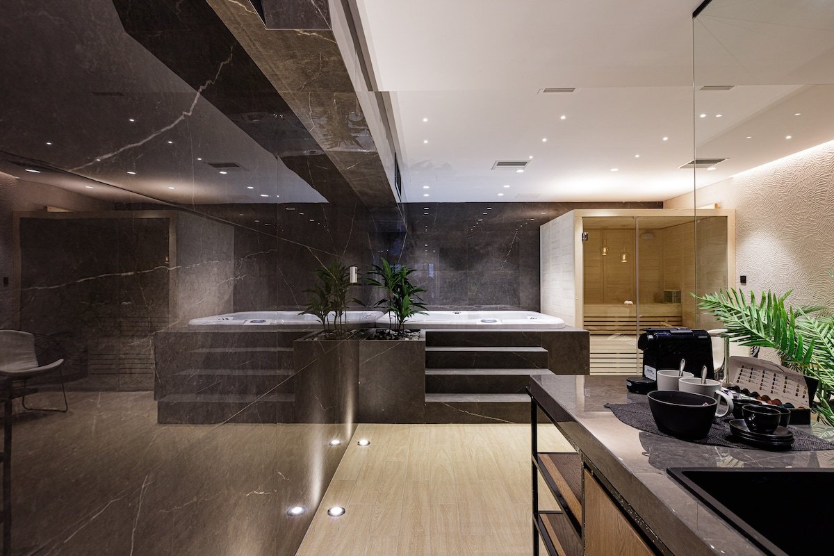 Luxe Getaway – Infinity Pool & Spa, Near the Beach gallery image 4