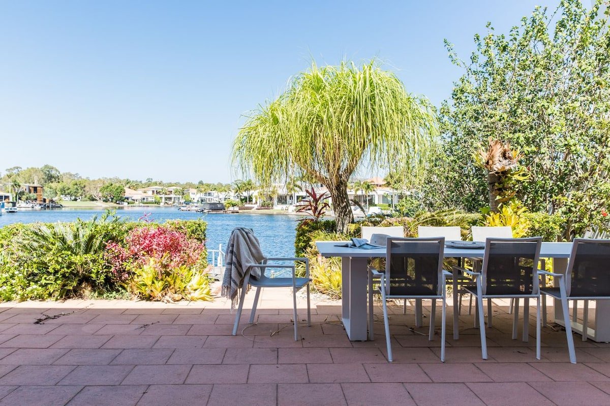 The Waterfront – 4-bedroom waterfront home + pool gallery image 5