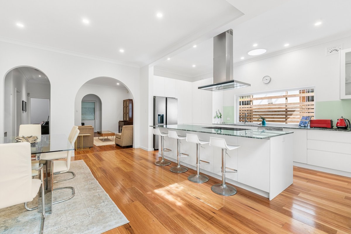 Family Beach House – spacious w yard AC car space gallery image 2