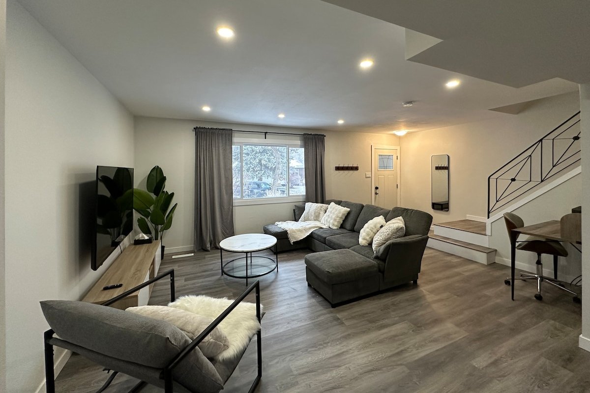 Newly Renovated 4 Bedroom Home + Free Parking gallery image 2