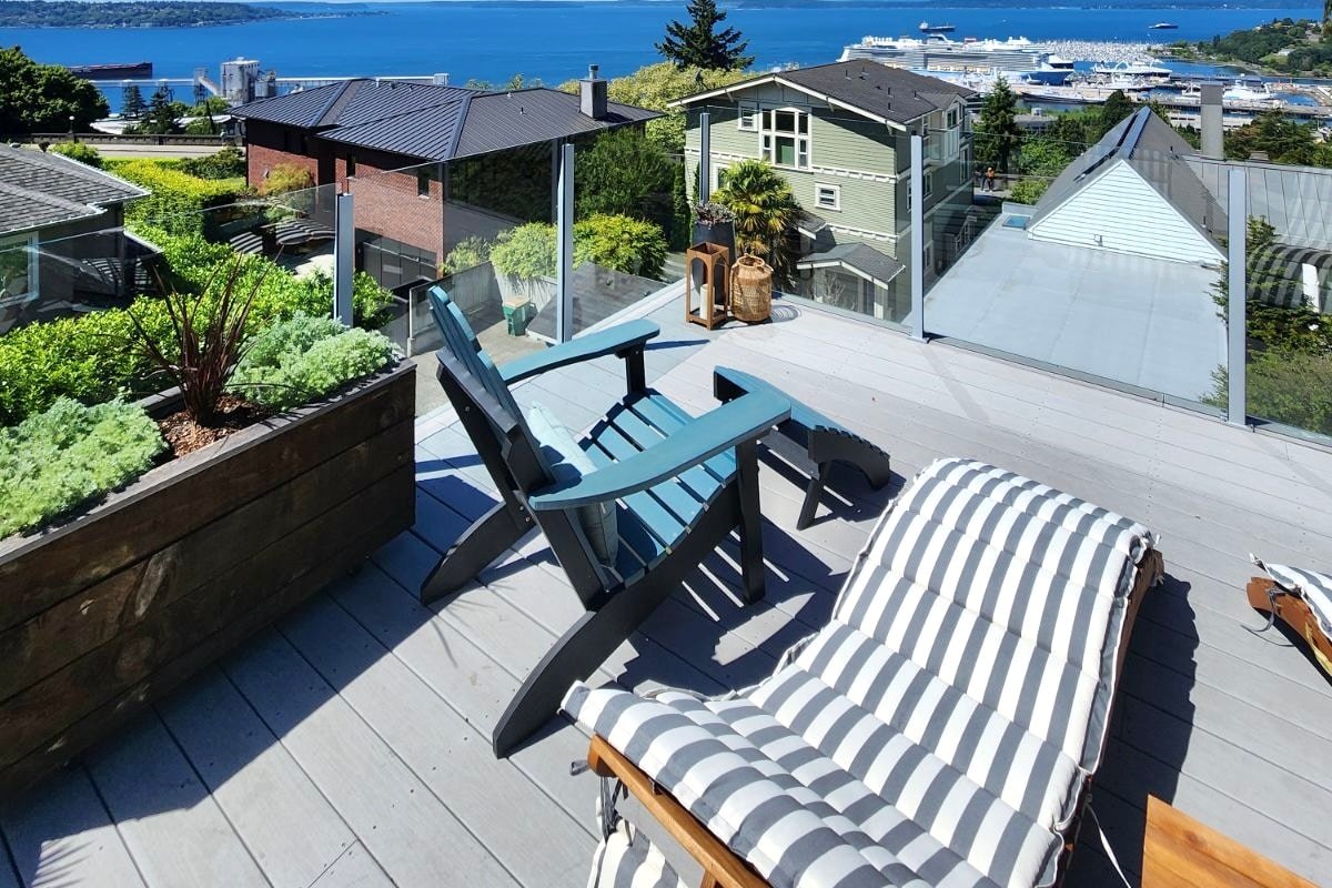 Spacious Modern City Home+Views+Hot tub+Parking gallery image 2