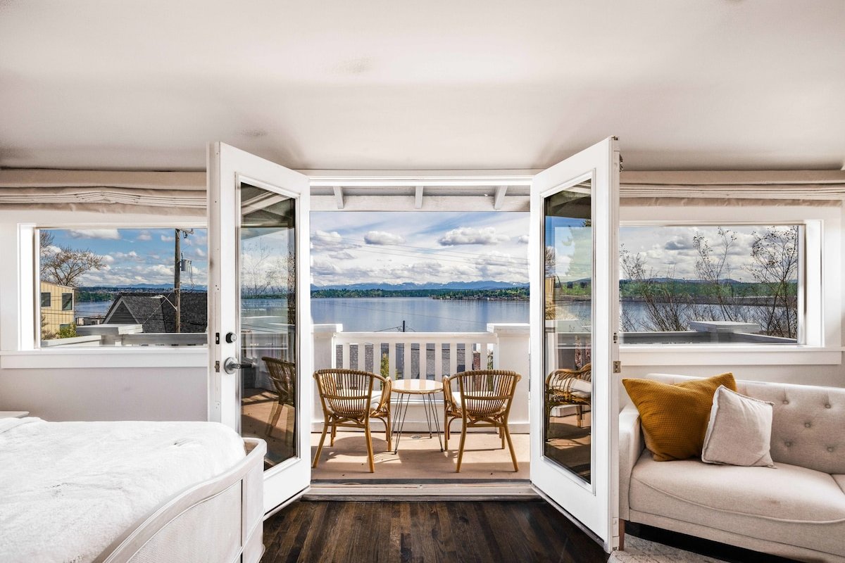 Seattle Craftsman Mansion w/ Lk. &Mt. Rainier view gallery image 2