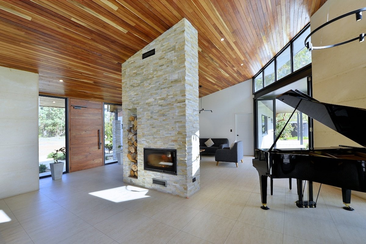 Gorgeous home with Infinity Pool & Fireplace gallery image 4