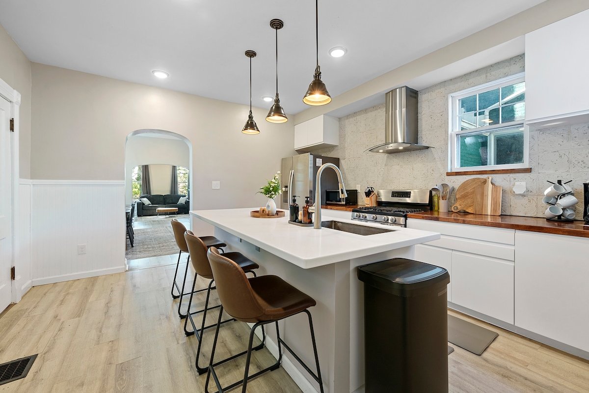 Perfect location-Short North home HUGE4-car garage gallery image 4