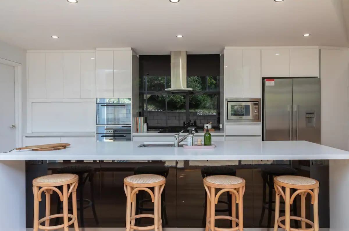 “Hillside Hideaway” Sleeps 10, Stunning Views. gallery image 5