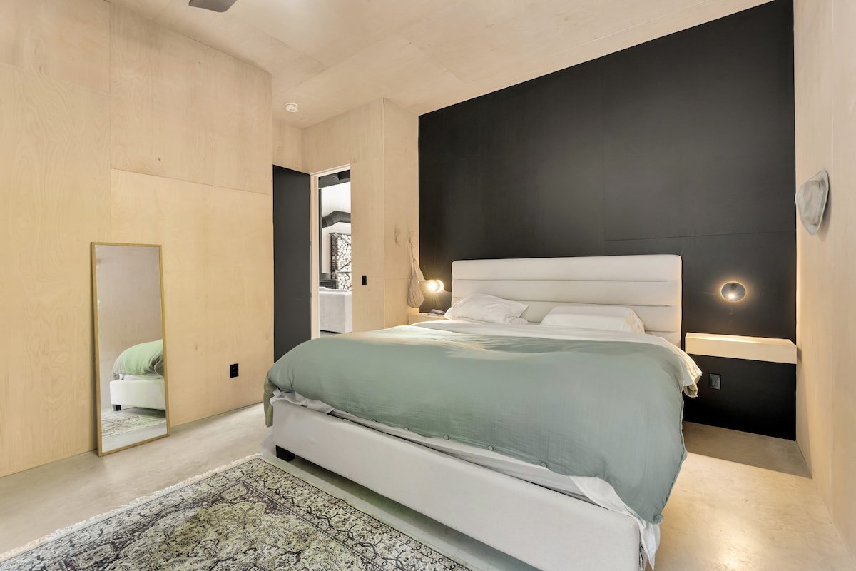 Modern Luxury Cottage | Sauna, Hot Tub, Lakefront gallery image 2