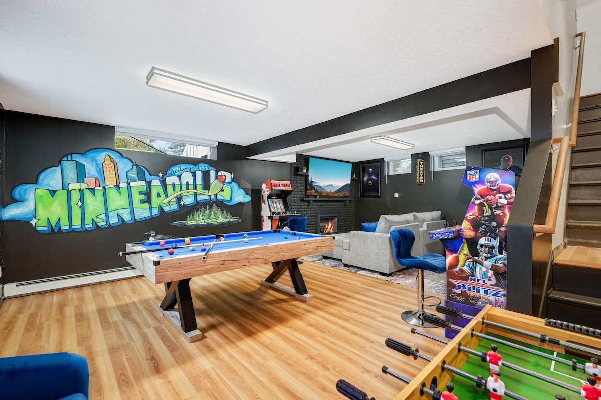 Hot Tub Theatre Sauna Arcade Games Gym Sleeps10 gallery image 3