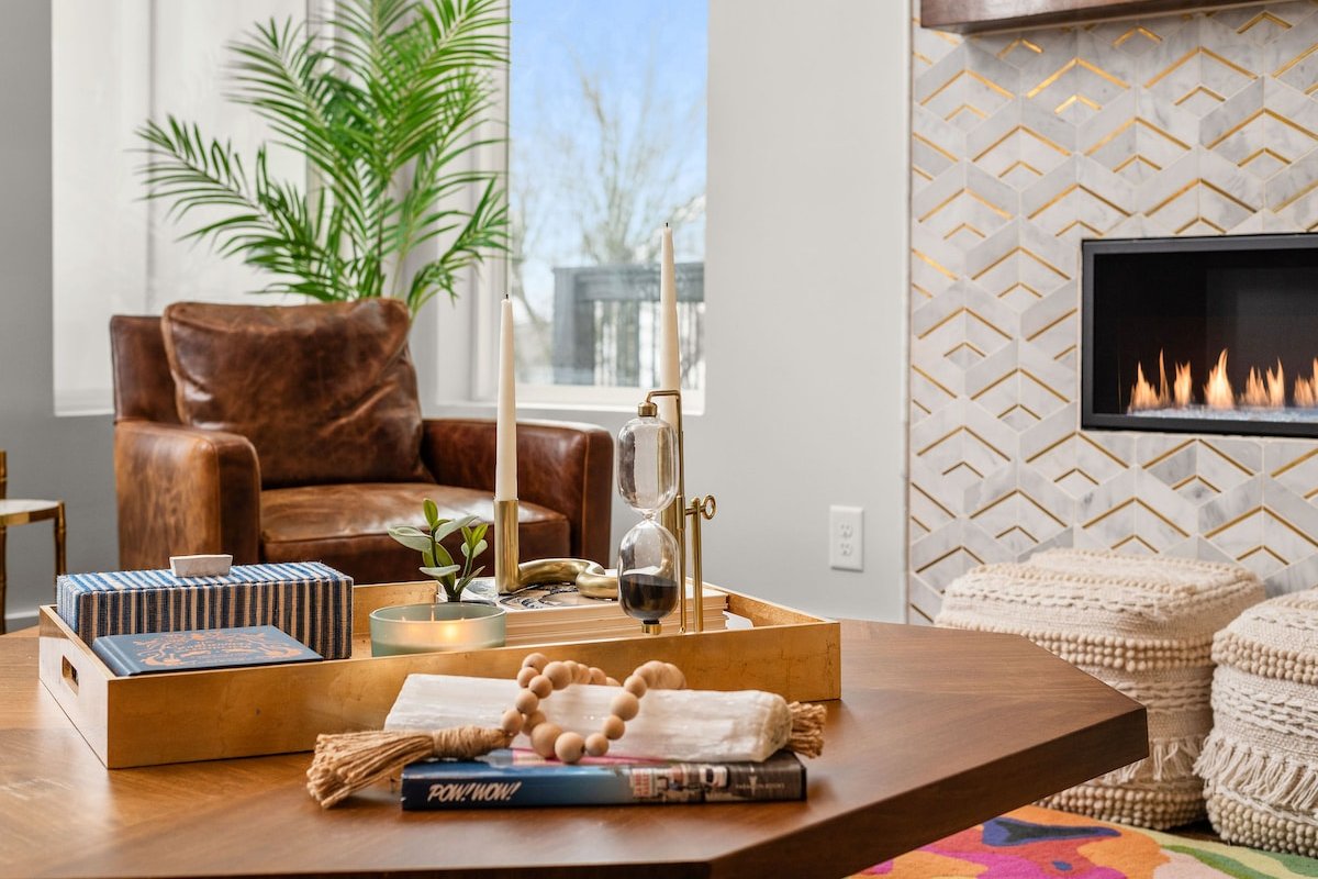 HILL HOUSE | Walk to Gulch! Sauna, Hot Tub, Gym! gallery image 4