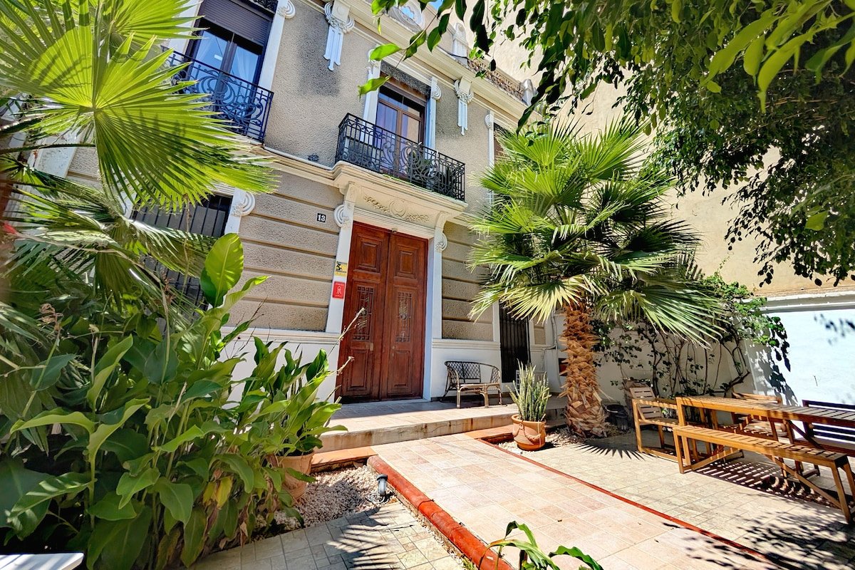 Huge 5 Bed Townhouse w/Gardens Perfect for Groups gallery image 2