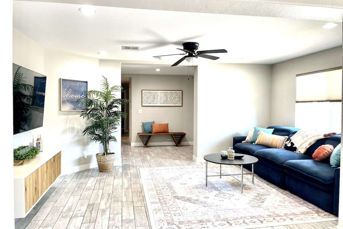 Huge Pool, Close to Everything gallery image 3