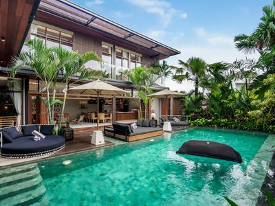Luxury 6BR Villa, 400m to Canggu’s Finns Beach