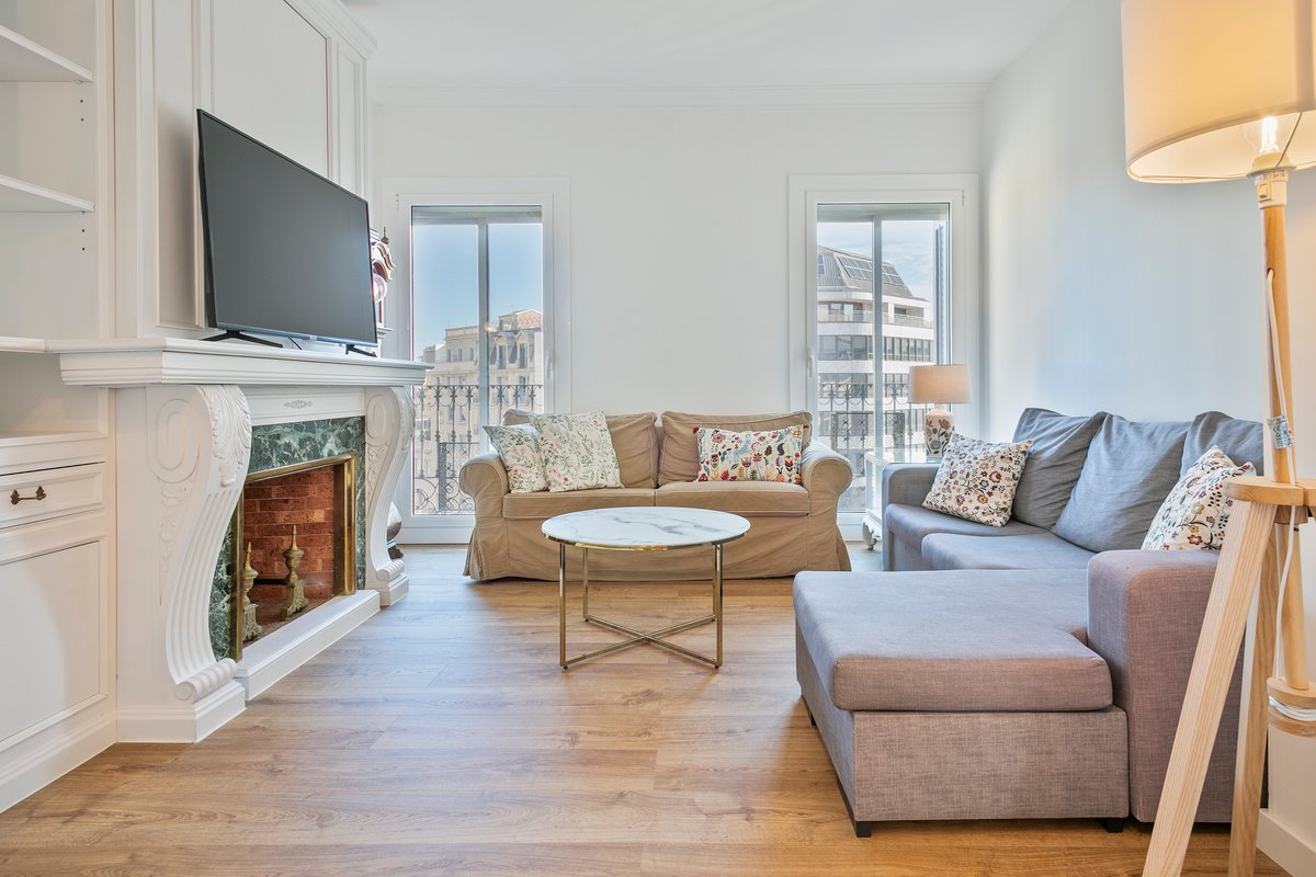 Bright stylish apartment in central Eixample