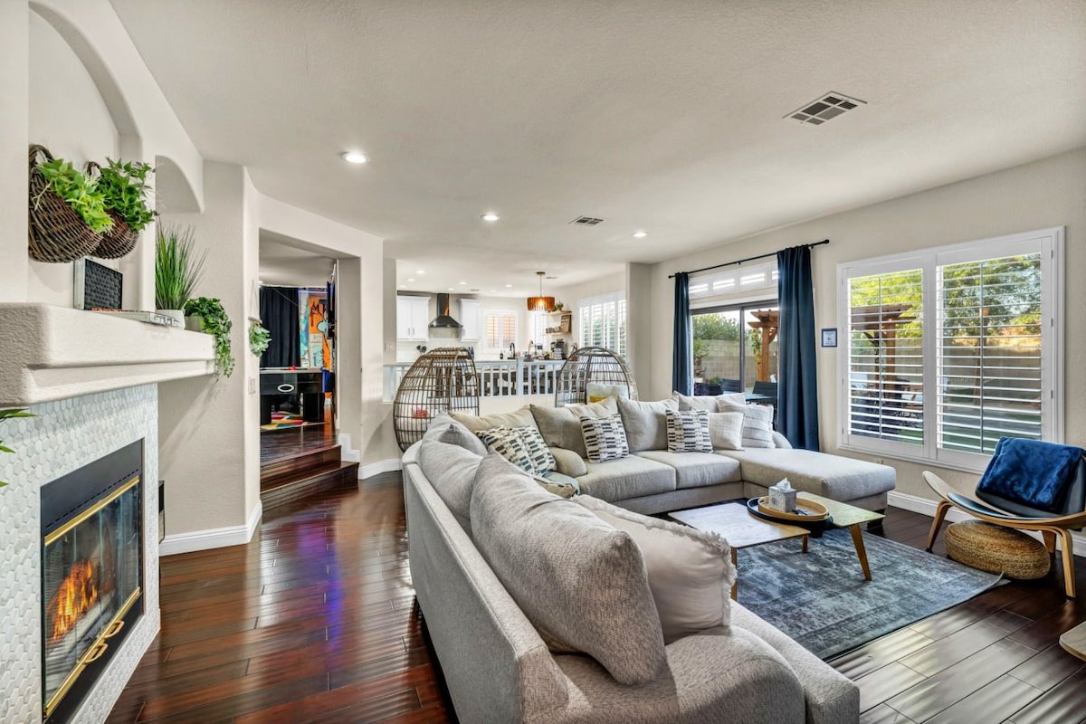 Vegas 6BR Dream Villa: Pool, Hot Tub & Games gallery image 4