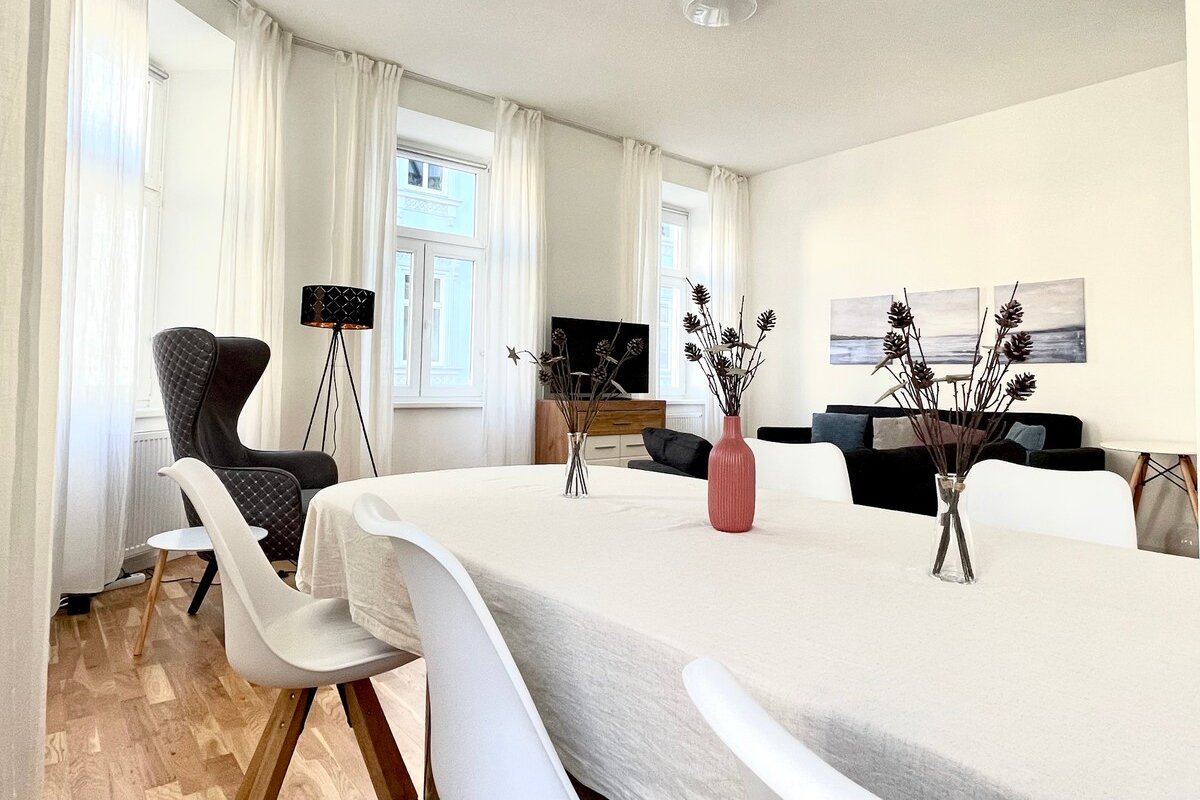 BIG Apartment – Top location – 5 bedroom/4 bath gallery image 4