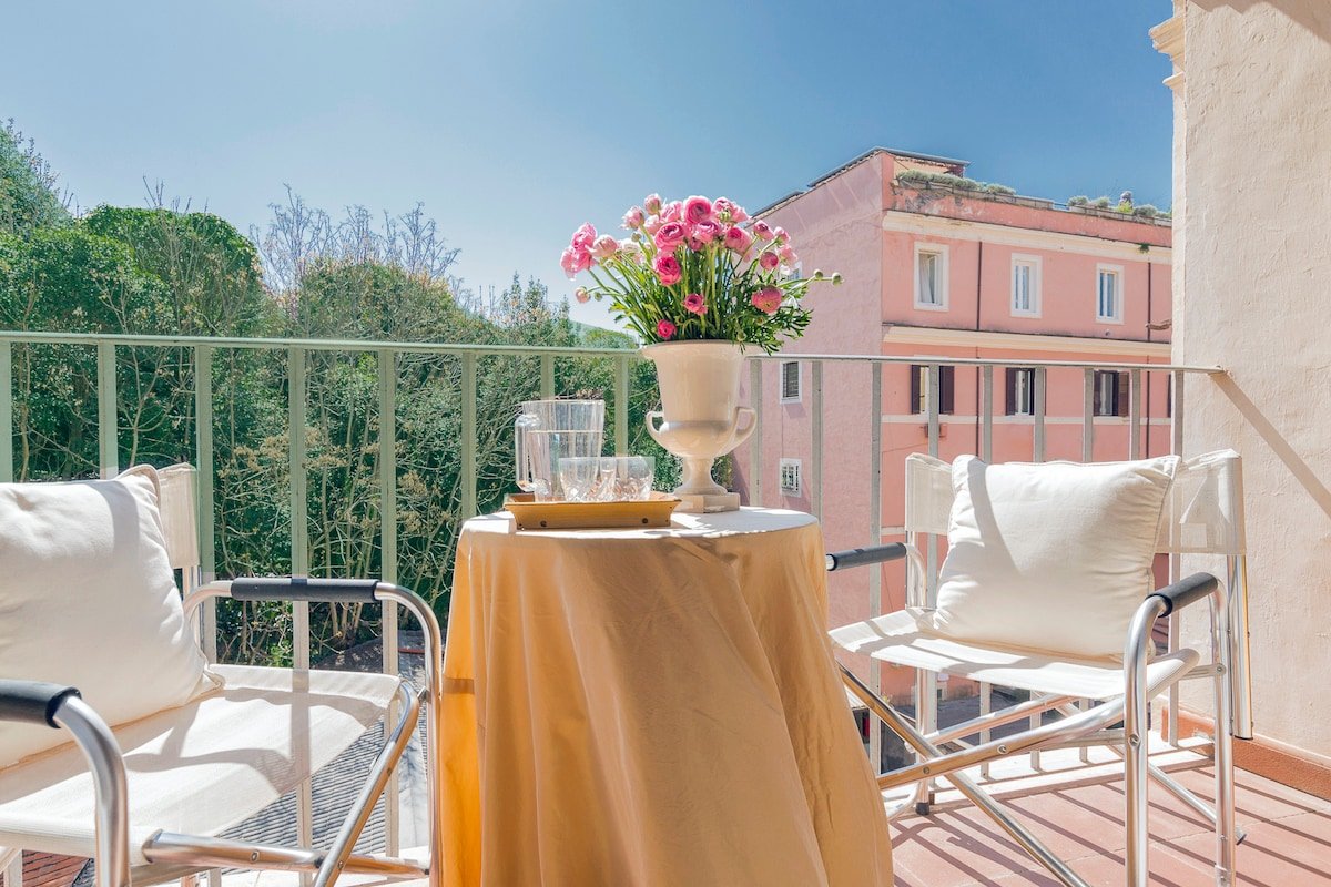 Colosseo bright apt. with balcony at Monti gallery image 2