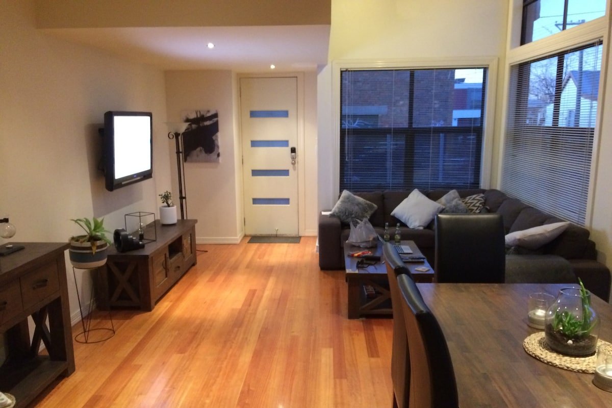 4 B/R, sleeps 8 in Seddon. gallery image 5