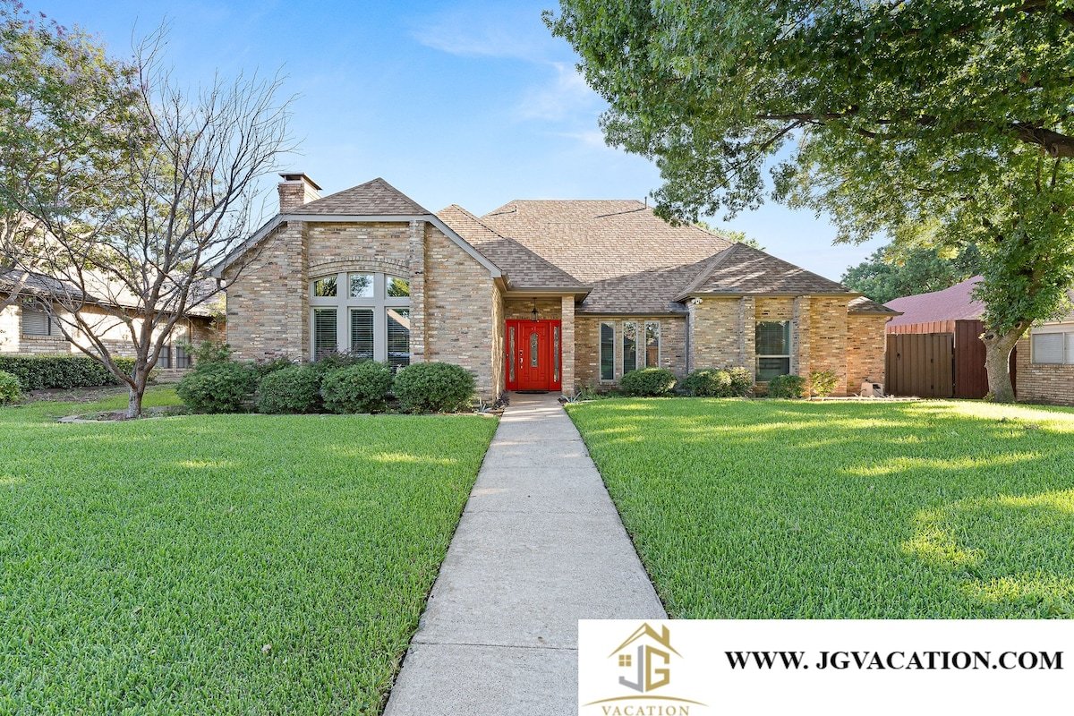 Luxury Home Sleeps 20 with Heated Pool & Billiard gallery image 3