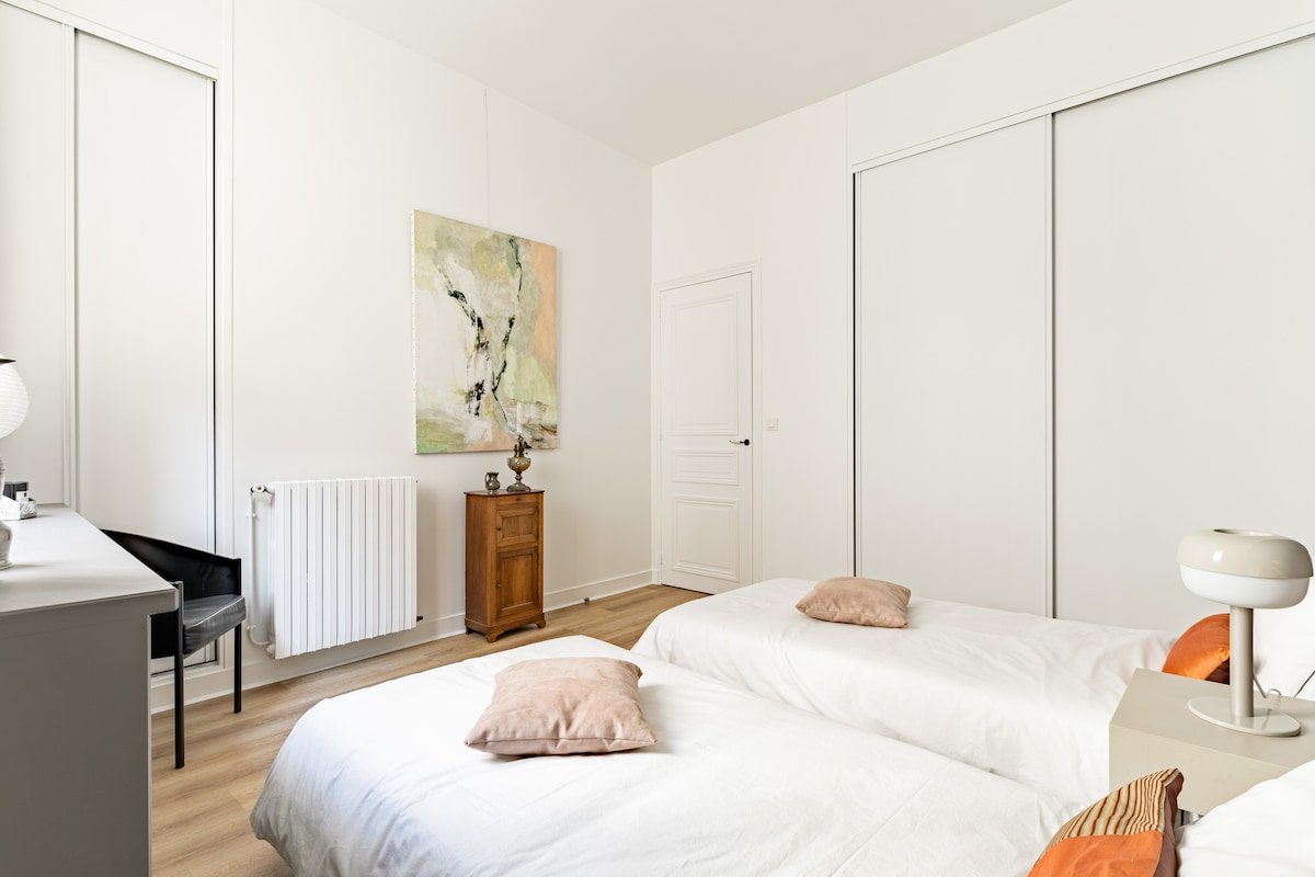 Paris Hoche gallery image 4