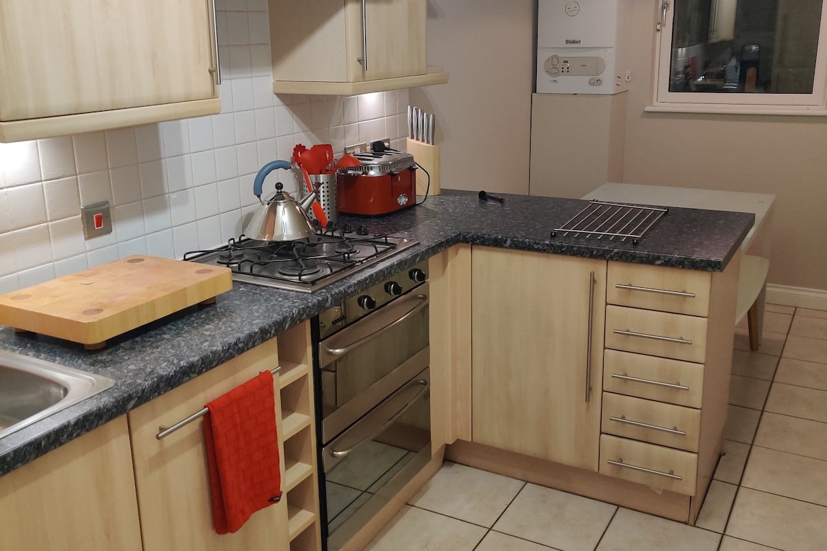 Next to the Palace and Royal Mile with parking gallery image 5