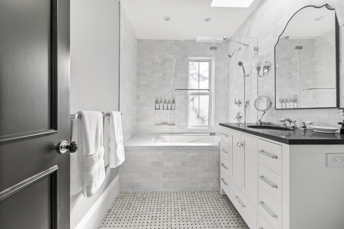 *NEW* Ultra-Luxury 4bd Boston Designer Brownstone gallery image 2