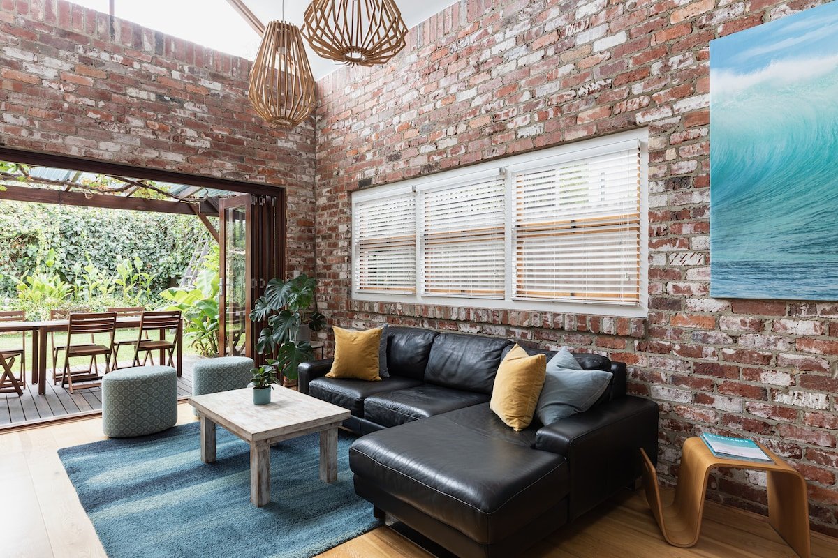 The Loft House- walk to the beach and cafes gallery image 3