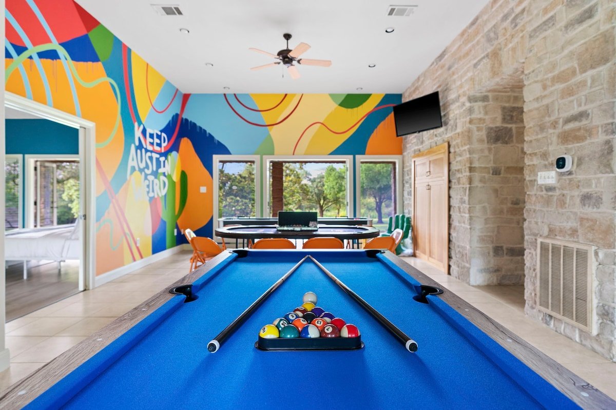 Near Downtown~Pool on 2 Acres~Pickleball~Sleeps 22 gallery image 5