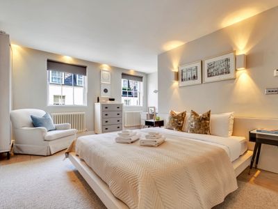 Luxe 4-Bed Mews Home – 10 min to Harrods