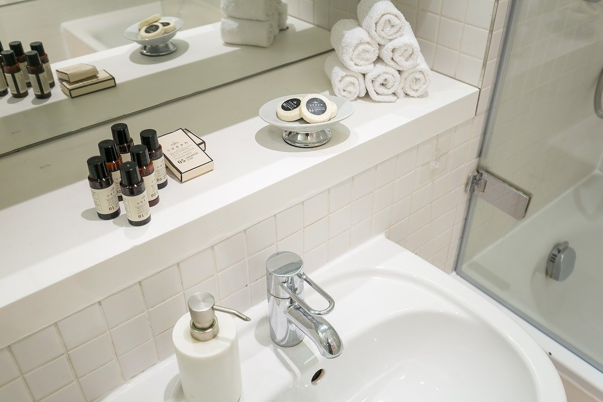 Spacious & Modern Baker Street Suite gallery image 2