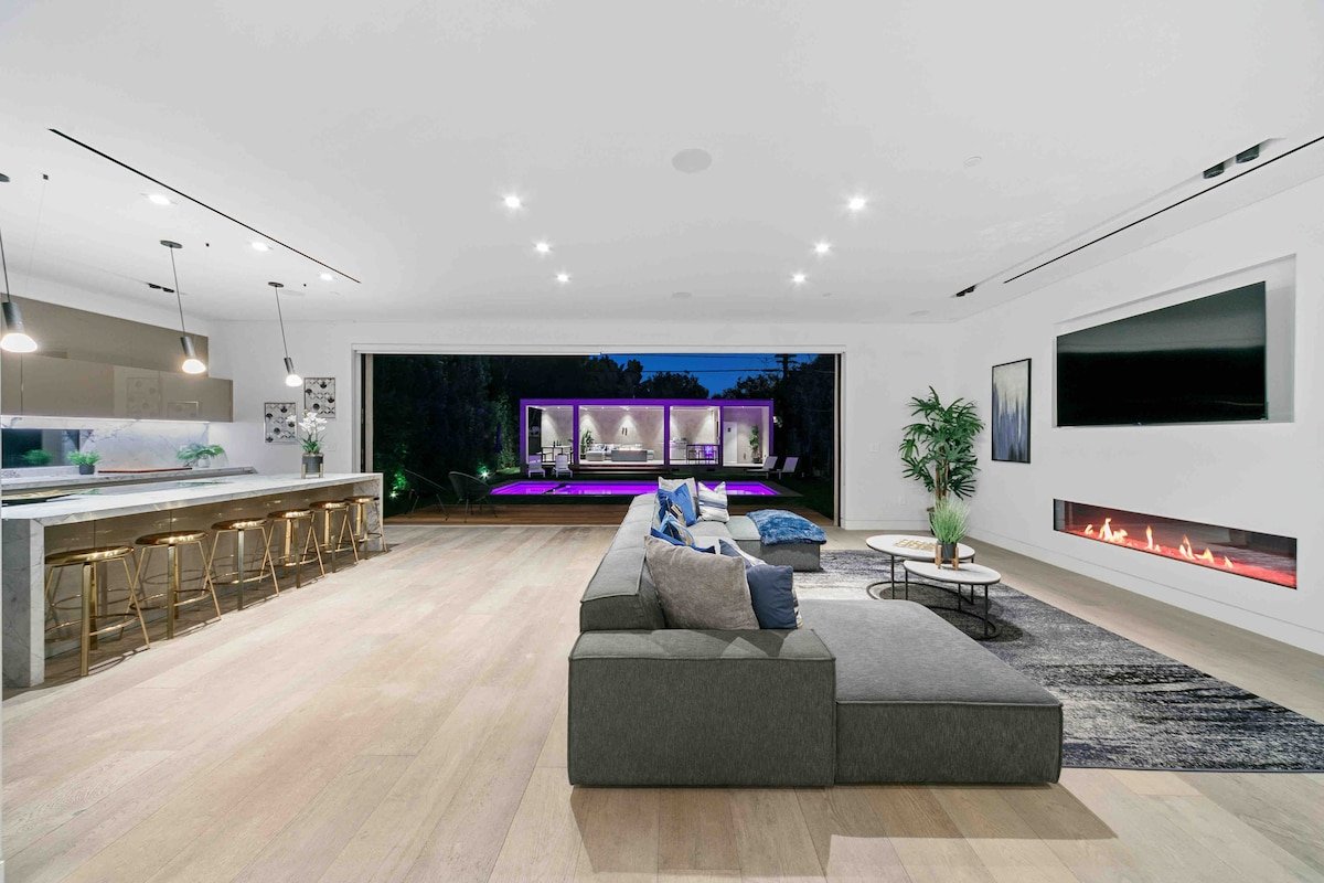 Lavish 4 Story Haven w/ Theater, Rooftop, & Suana gallery image 3