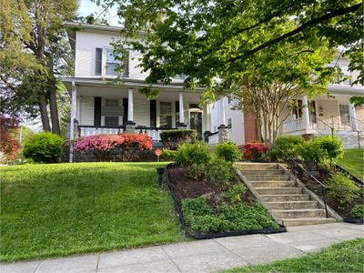 Spacious single family w/ free parking