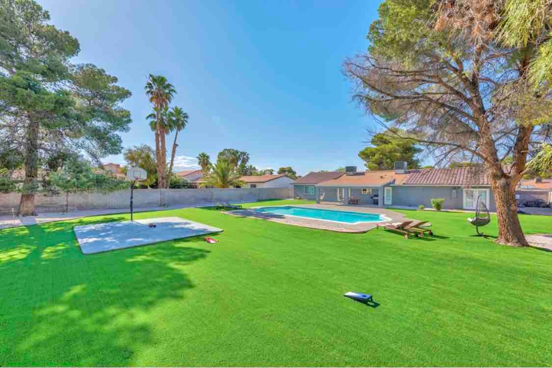 Huge stylish high end villa 5BR big backyard! gallery image 3