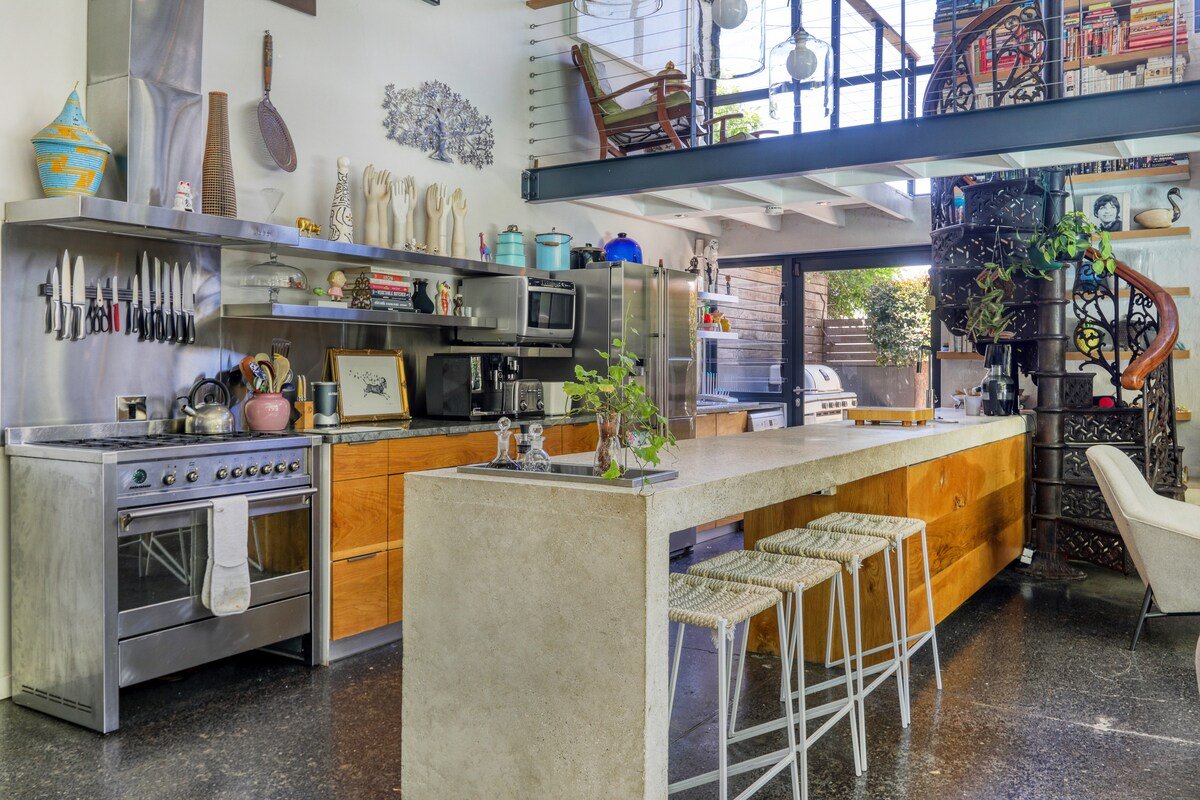 Secure Family Home with Pool and Views gallery image 5