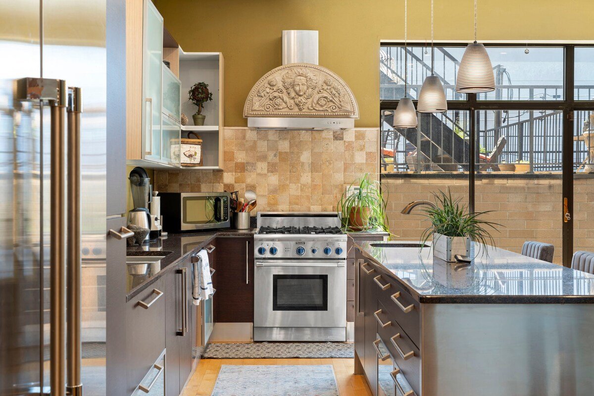 Zen Oasis of Elegance: Expansive Executive Home gallery image 3