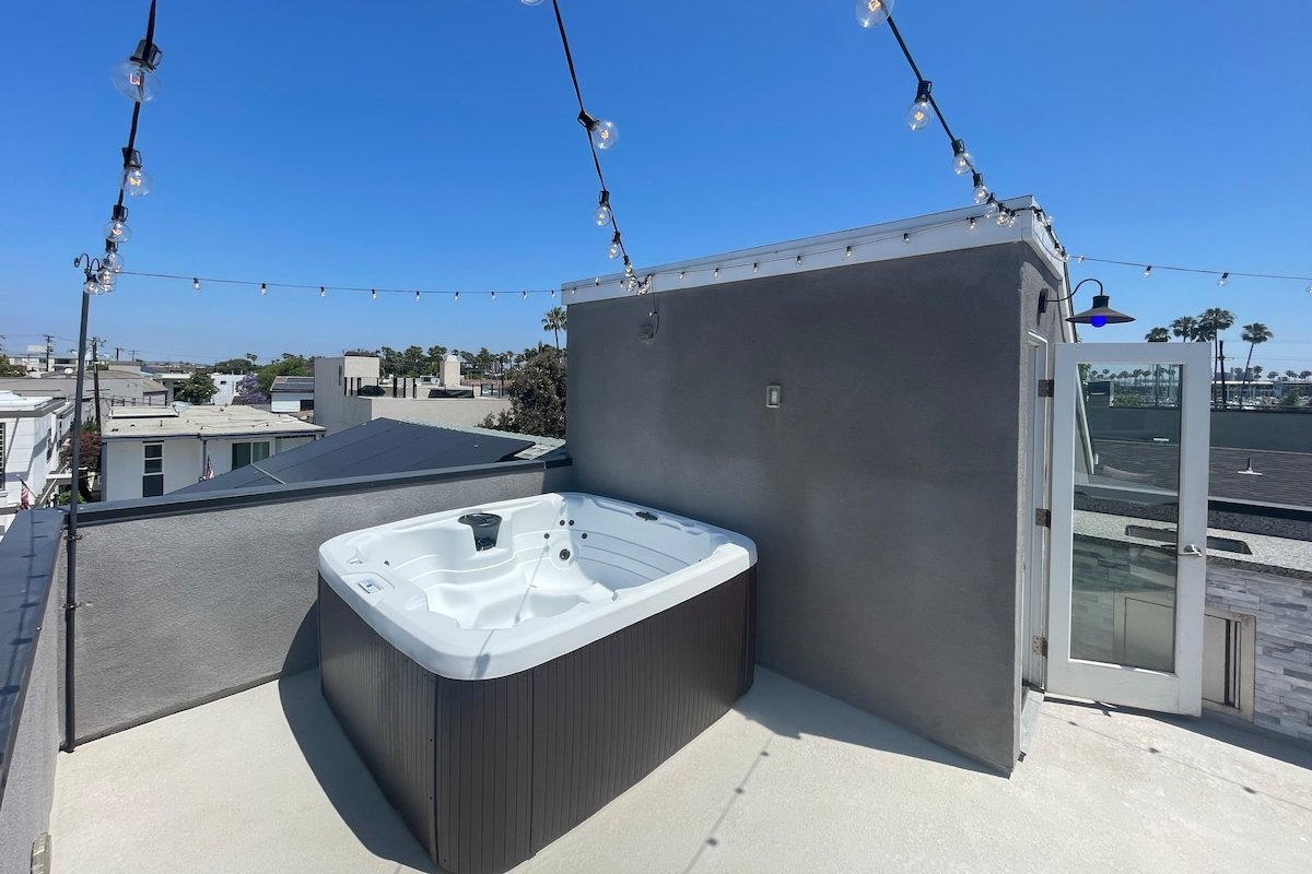 Naples Island rooftop hot tub bbq AC 2 car garage gallery image 4