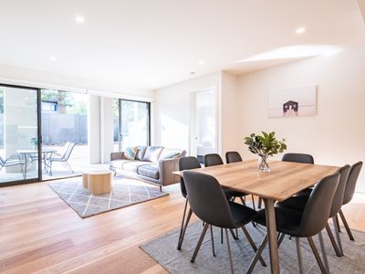 Cozy 4BR Getaway w/ Parking – 600m to Chadstone!