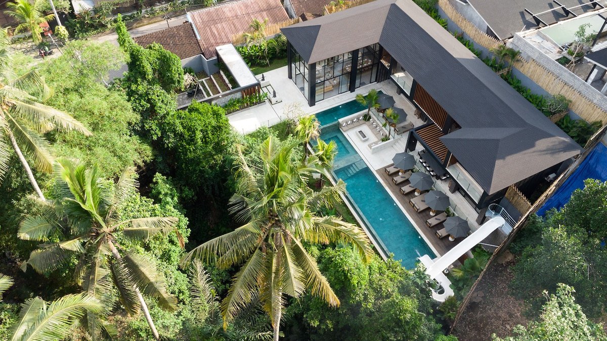 Tropical Paradise: 6BR Villa, Slide Pool & Arcade gallery image 5