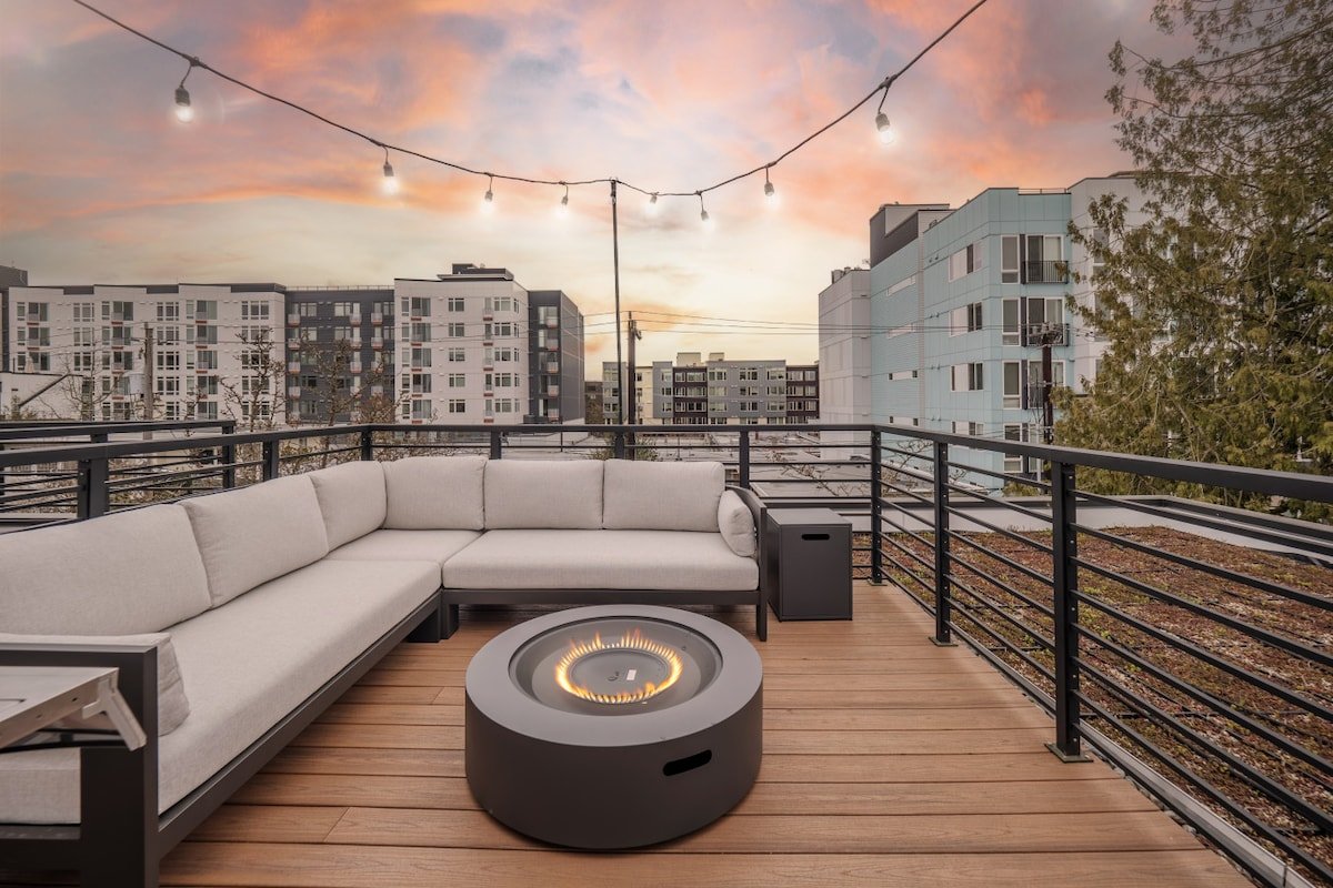 Modern Townhome w/ Rooftop Deck, Walk to Greenlake gallery image 2
