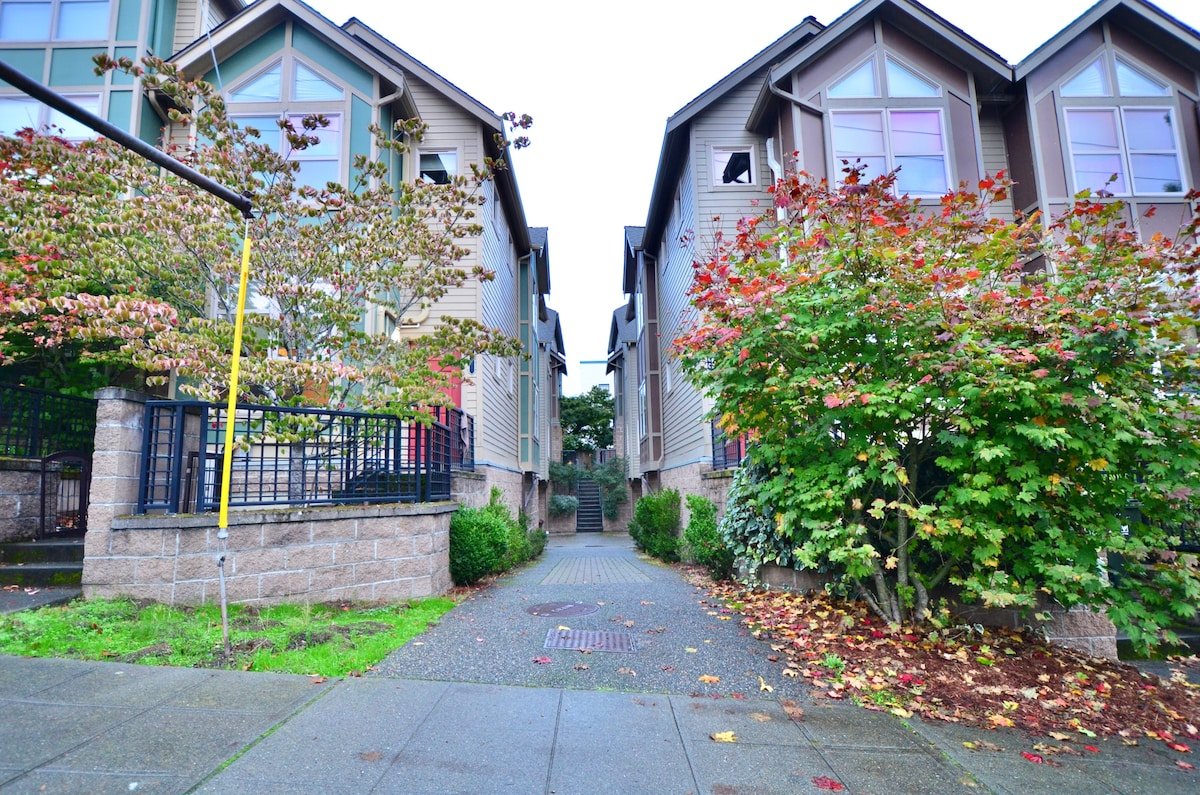 5min to SpaceNeedle, HotTub, views & patios gallery image 5