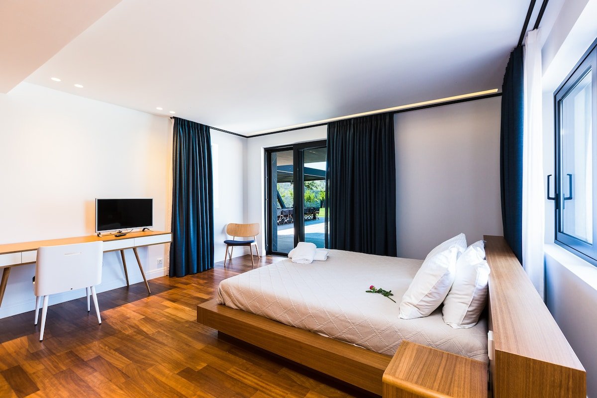 Litinus Regia gallery image 2