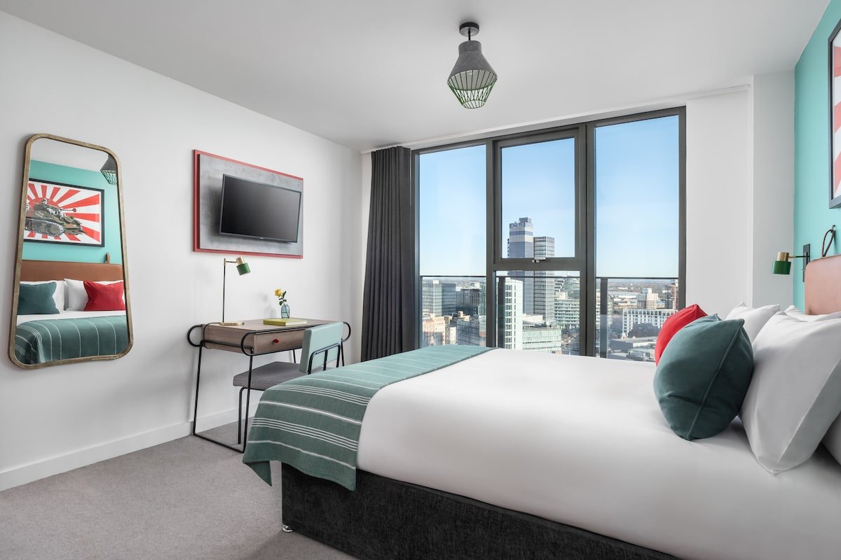 2 Bed Flat in City Centre with Gym, 24/7 Reception gallery image 2