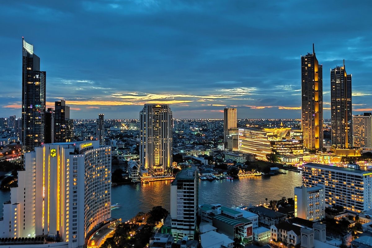landmark skyscraper BTS Saphan Taksin Iconsiam gallery image 2
