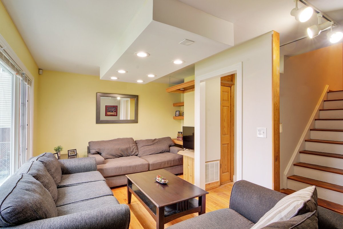 Large 12 Bedroom Chicago Home- Sleeps 25 gallery image 2