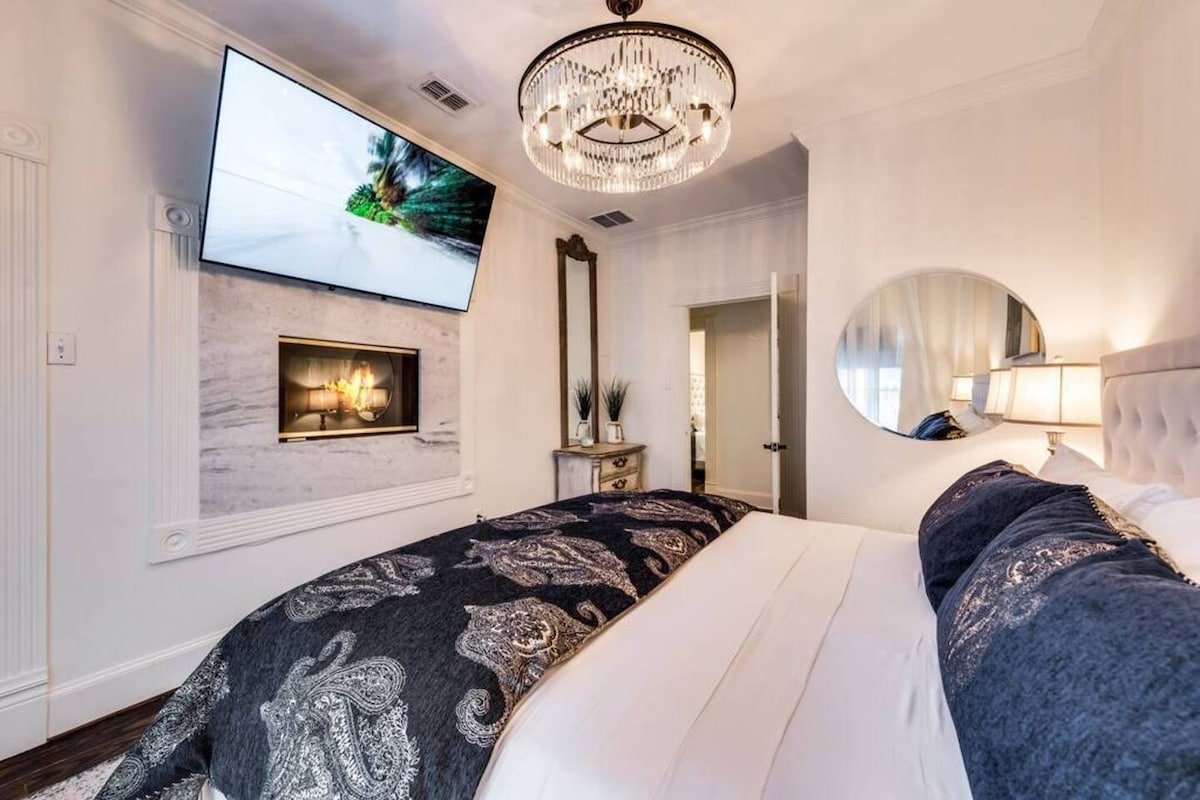 Spacious Historic Stay | Huge Private Balcony gallery image 3